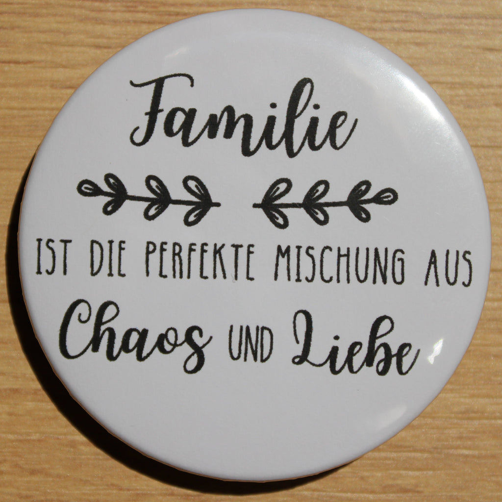 Button - „Familie ist die perfekte Mischung aus Chaos und Liebe“