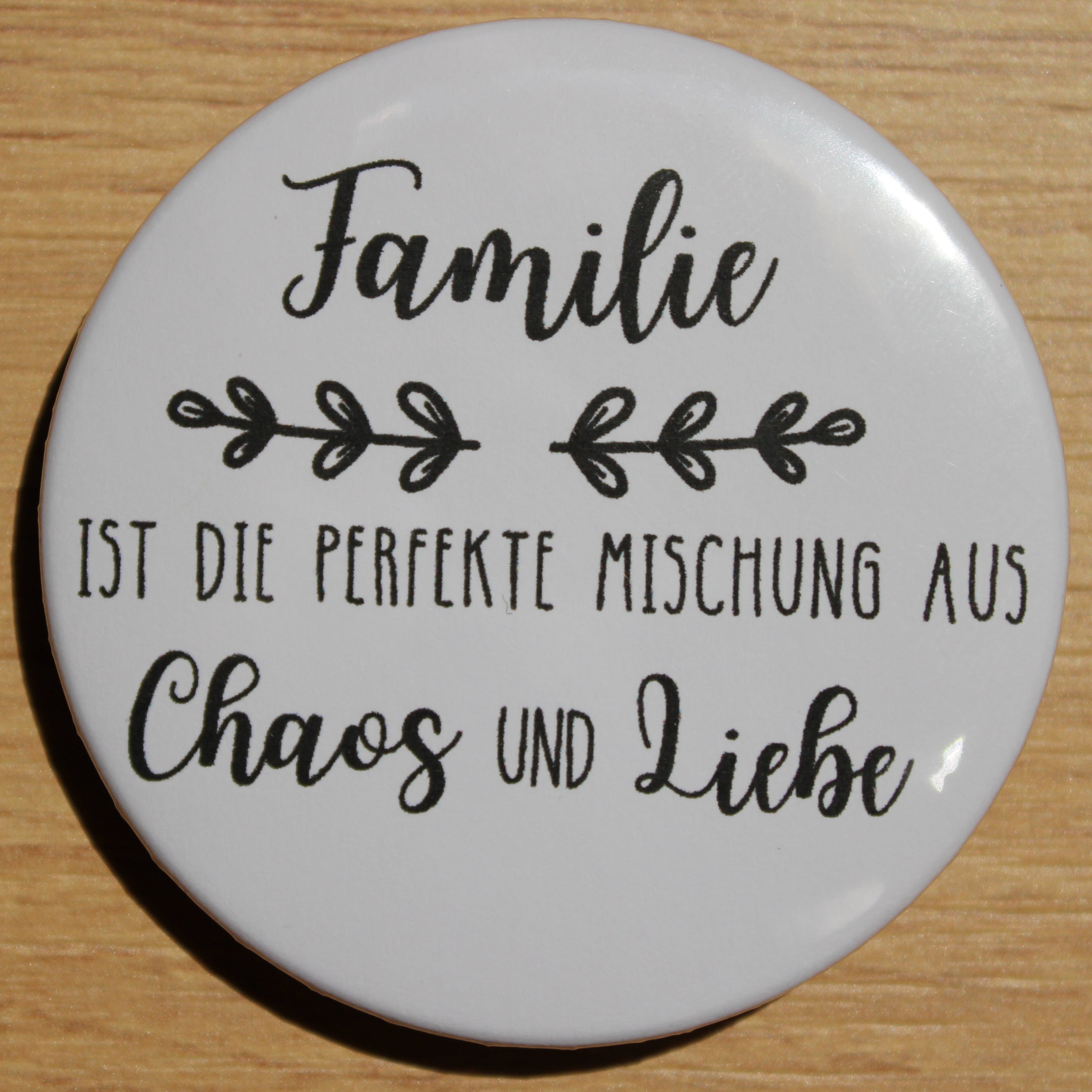 Button - „Familie ist die perfekte Mischung aus Chaos und Liebe“