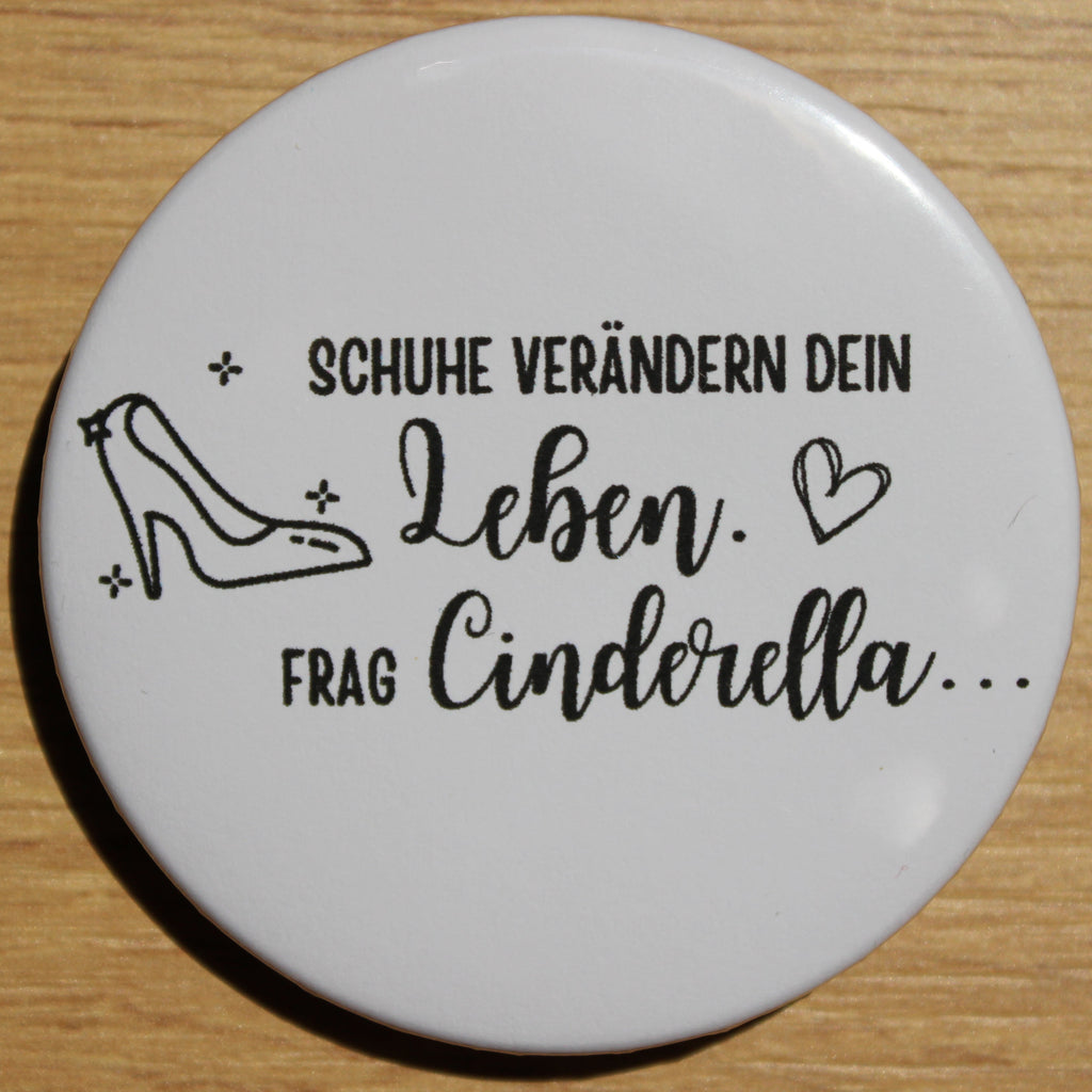 Button - „Schuhe verändern dein Leben, frag Cinderella“