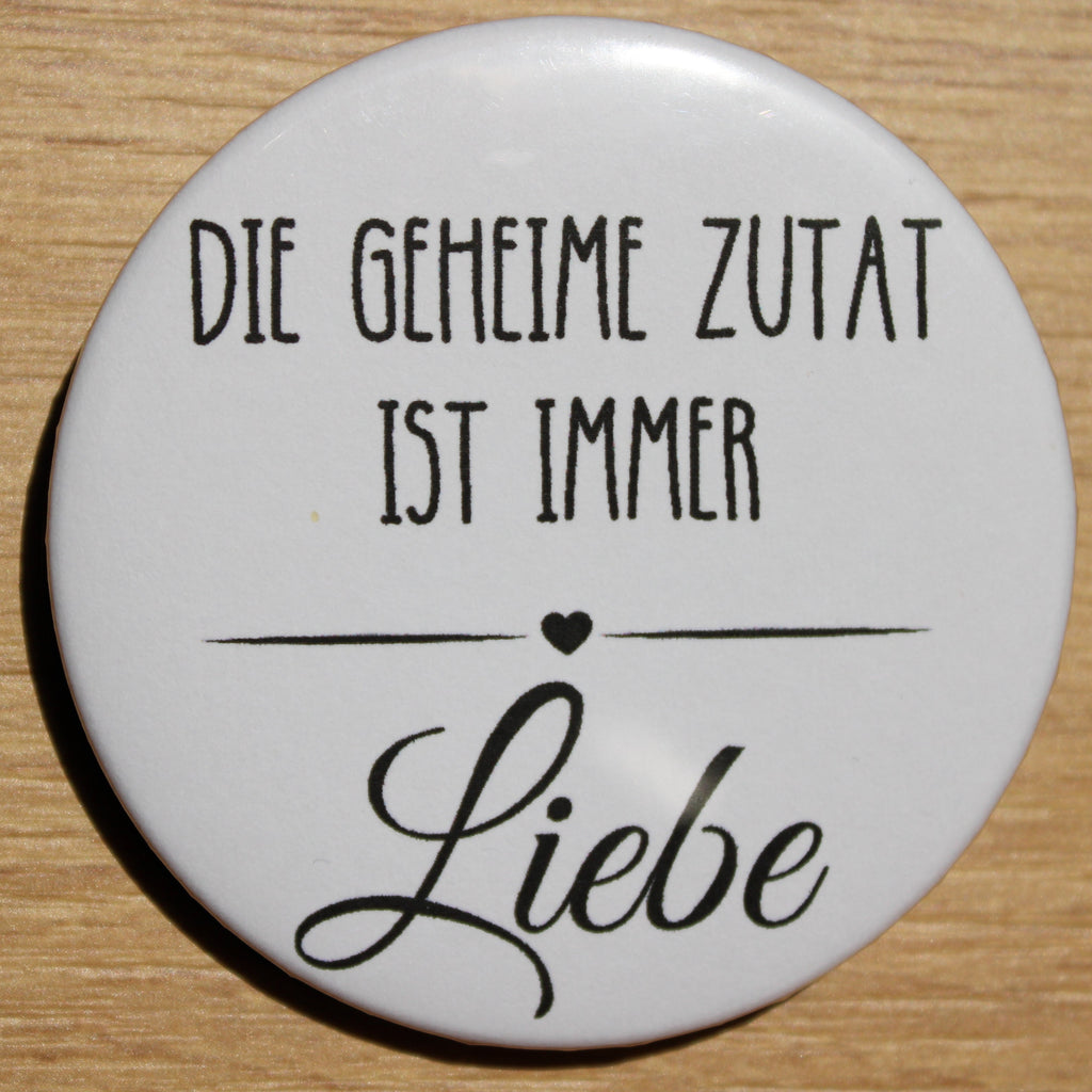 Button - „Die geheime Zutat ist immer Liebe“