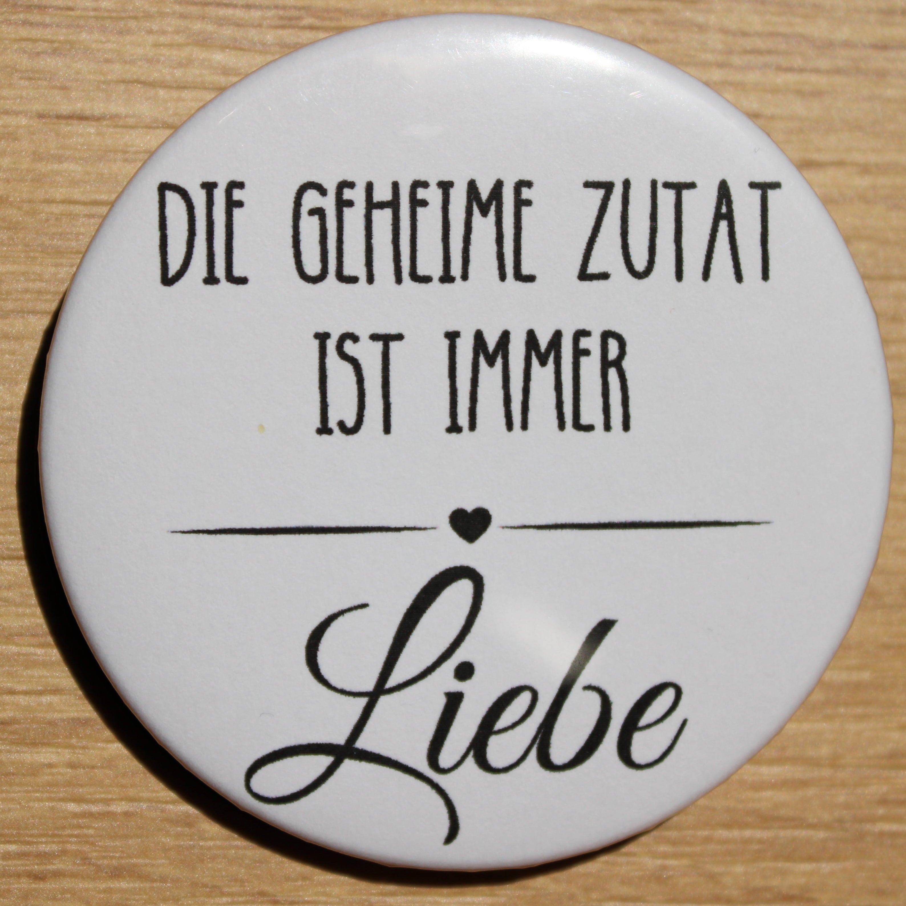 Button - „Die geheime Zutat ist immer Liebe“