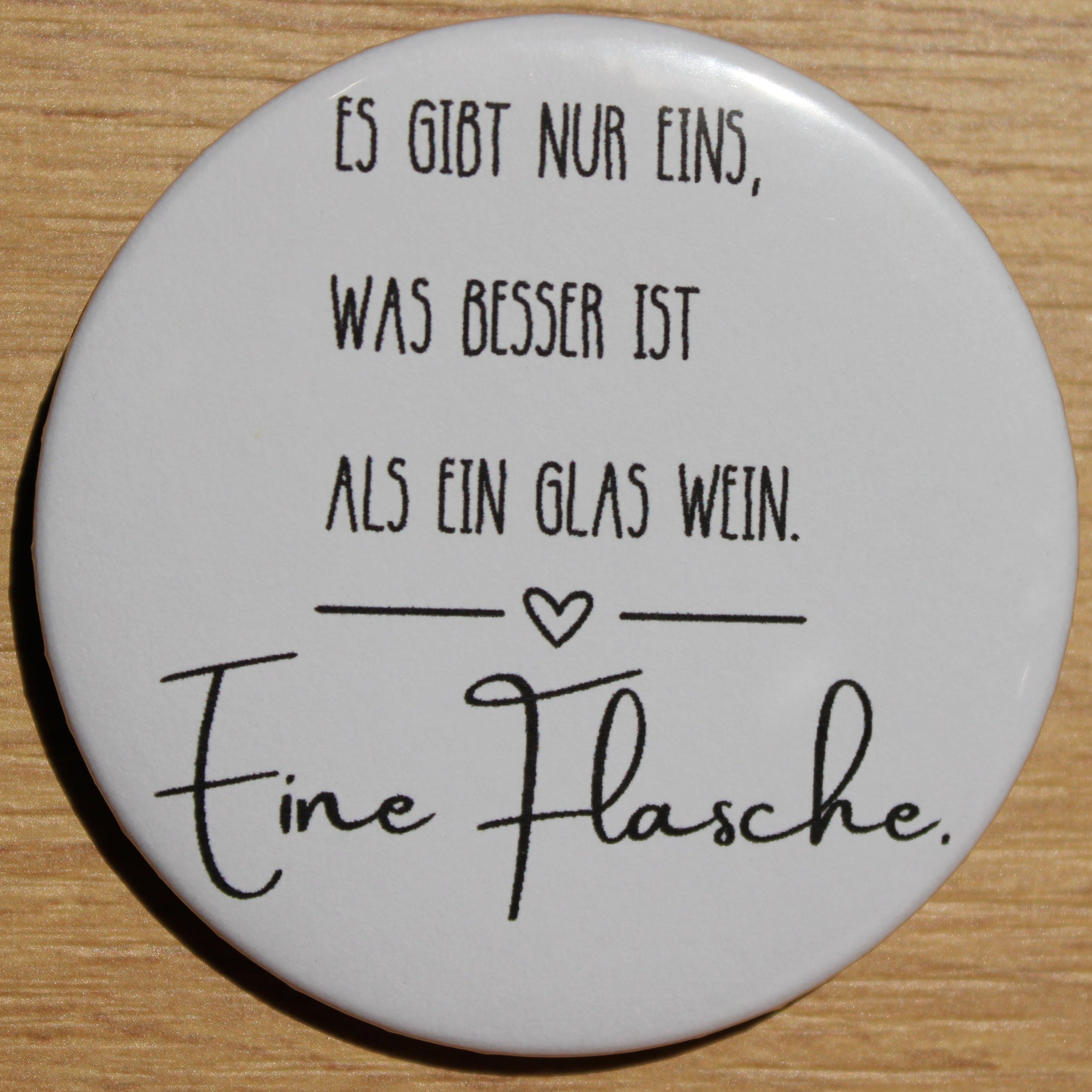 Button - „Es gibt nur eins was besser ist als ein Glas Wein. Eine Flasche“