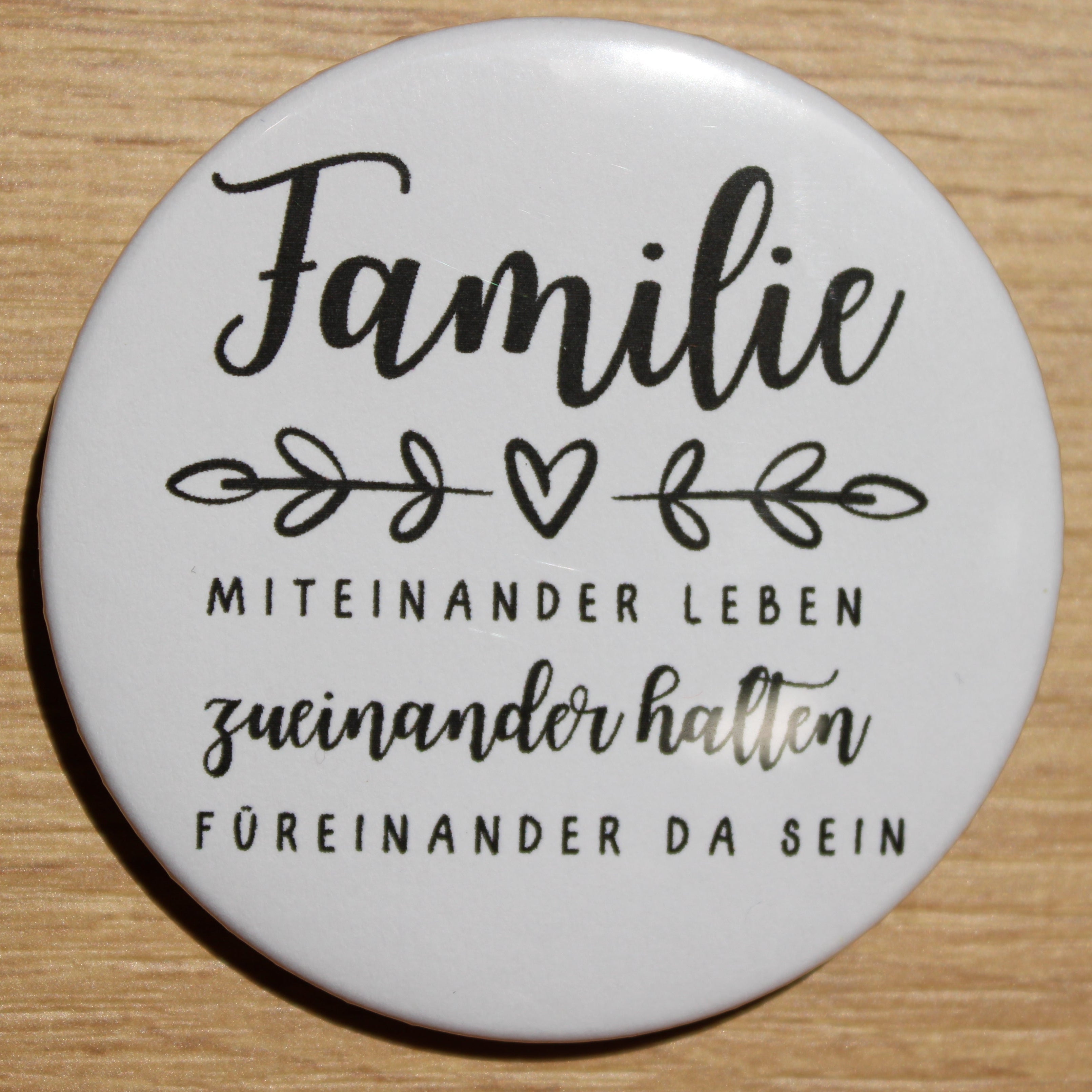 Button - „Familie : Miteinander Leben ; zueinander halten ; füreinander da sein“
