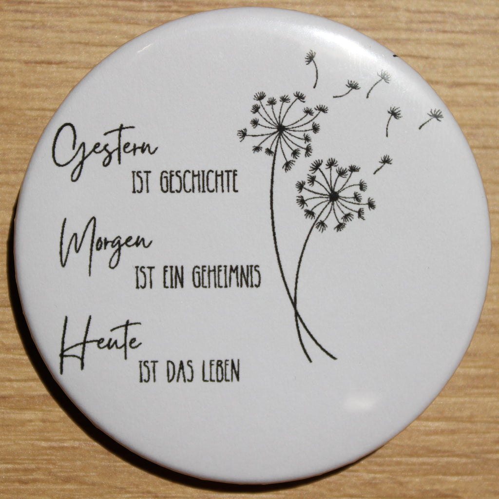Button - „Gestern ist Geschichte, morgen ist ein Geheimnis, heute ist das Leben“
