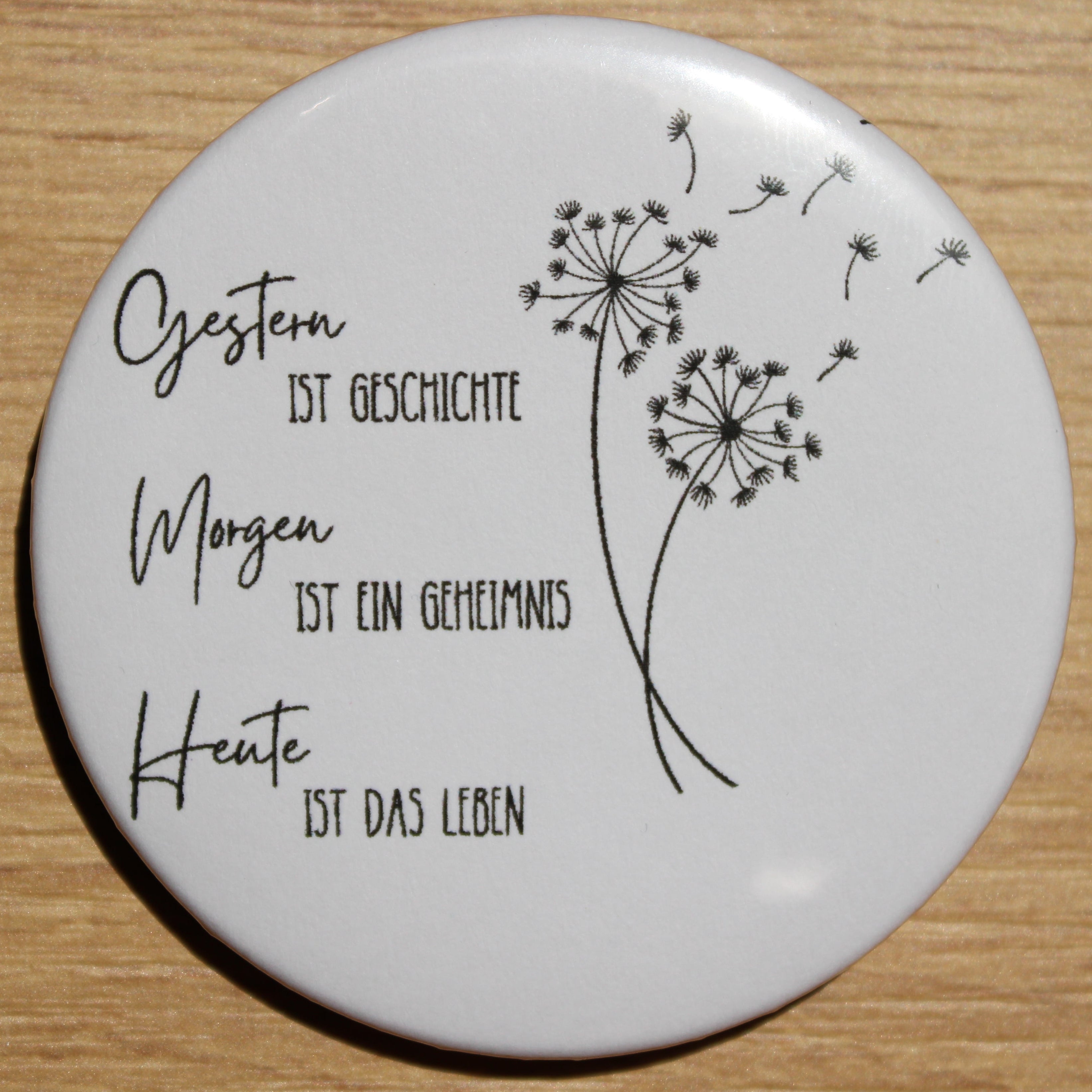 Button - „Gestern ist Geschichte, morgen ist ein Geheimnis, heute ist das Leben“