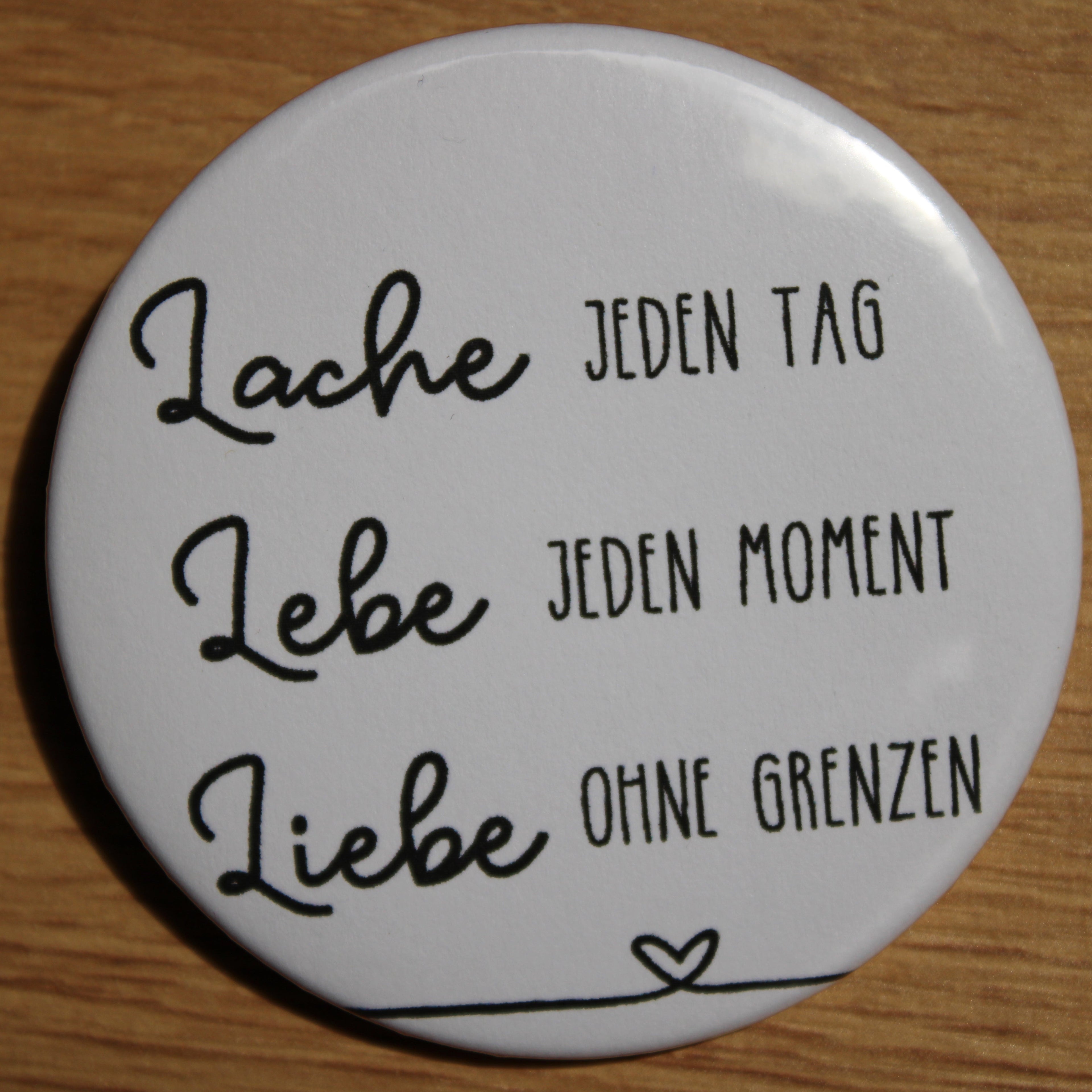 Button - „Lache jeden Tag; Lebe jeden Moment; Liebe ohne Grenzen “
